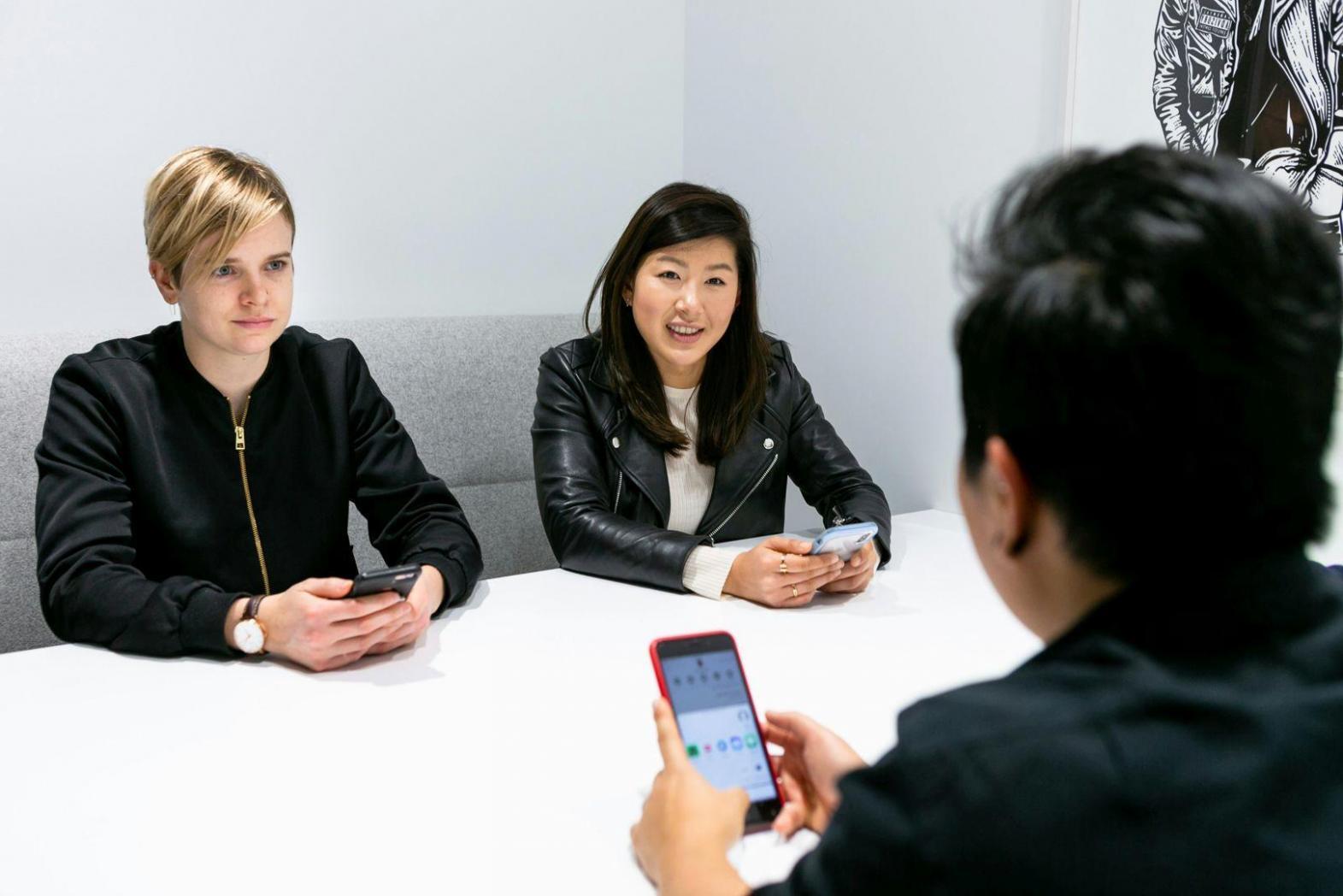 Professionnels échangeant sur la stratégie financière