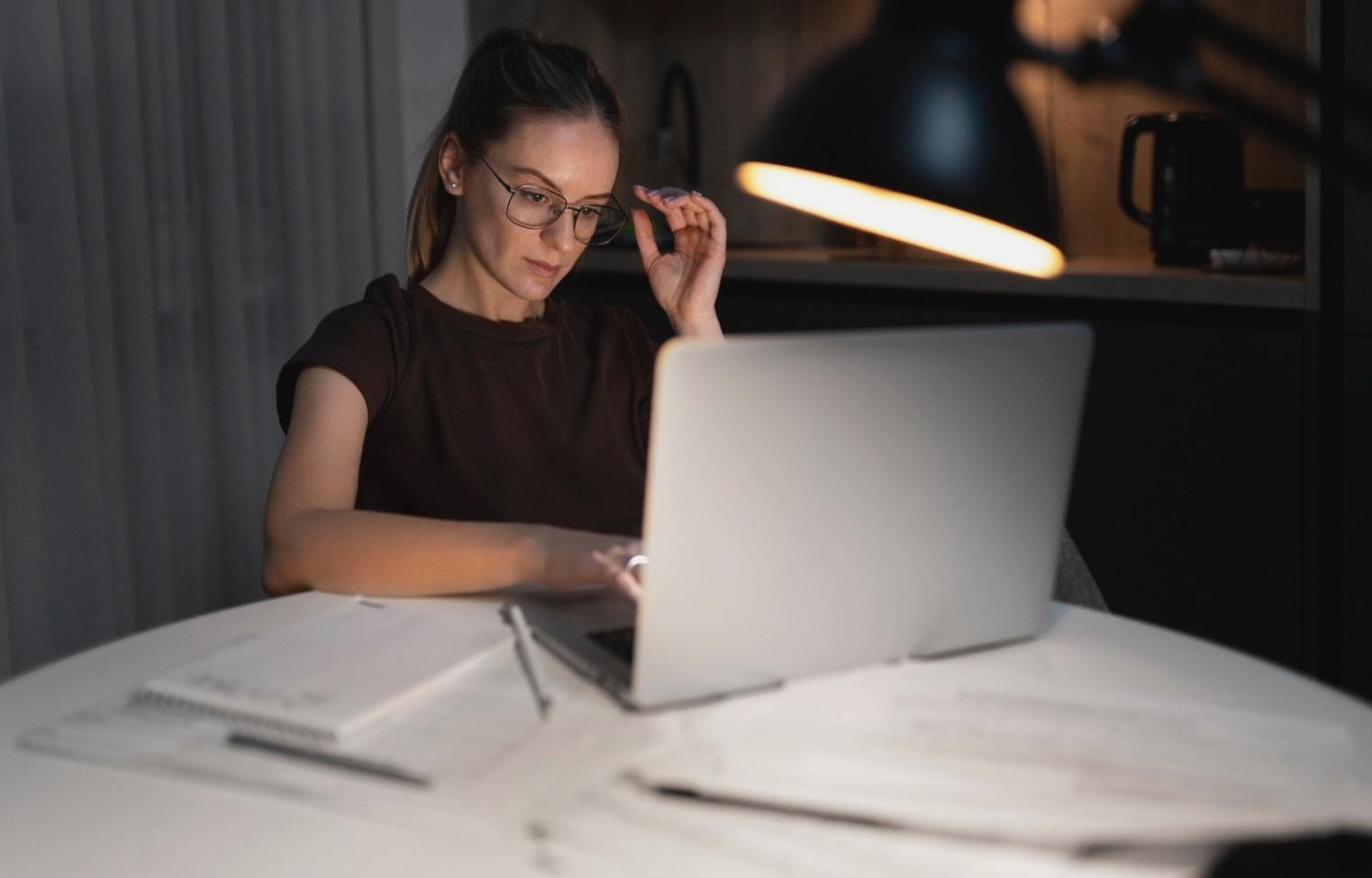 Équipe jorventaxo travaillant sur des stratégies financières